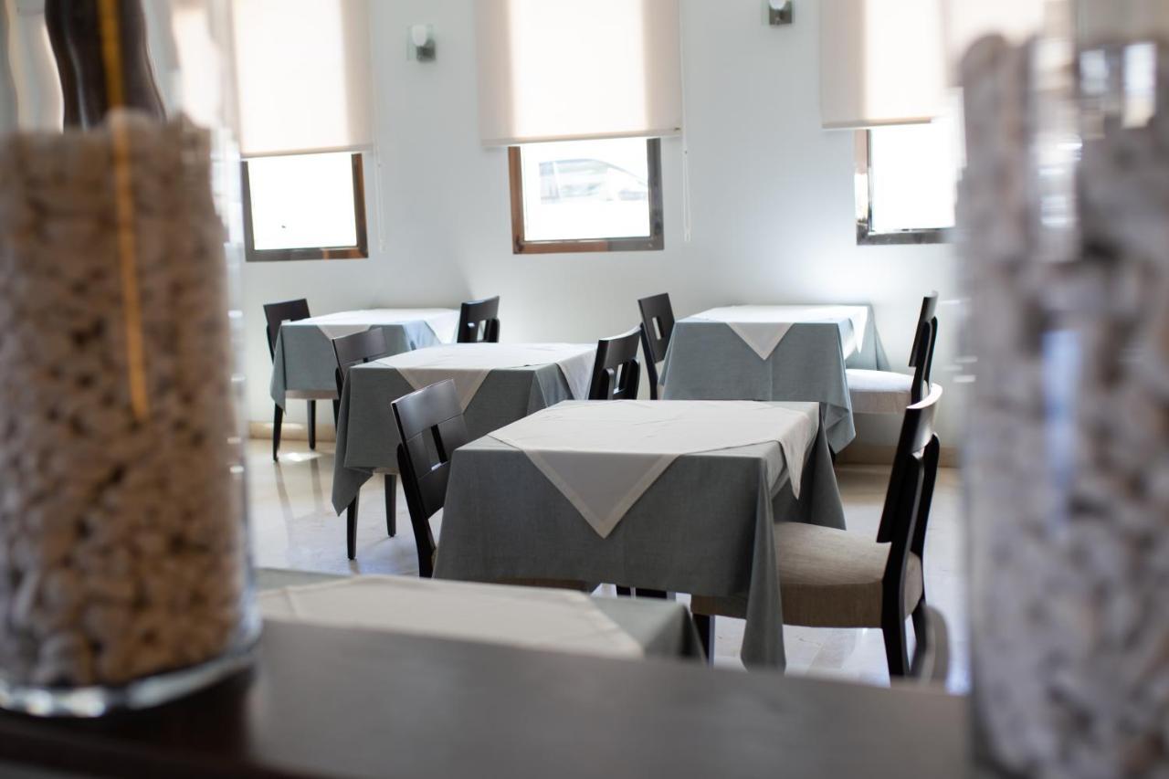 קרבונראס Hotel El Trebol מראה חיצוני תמונה