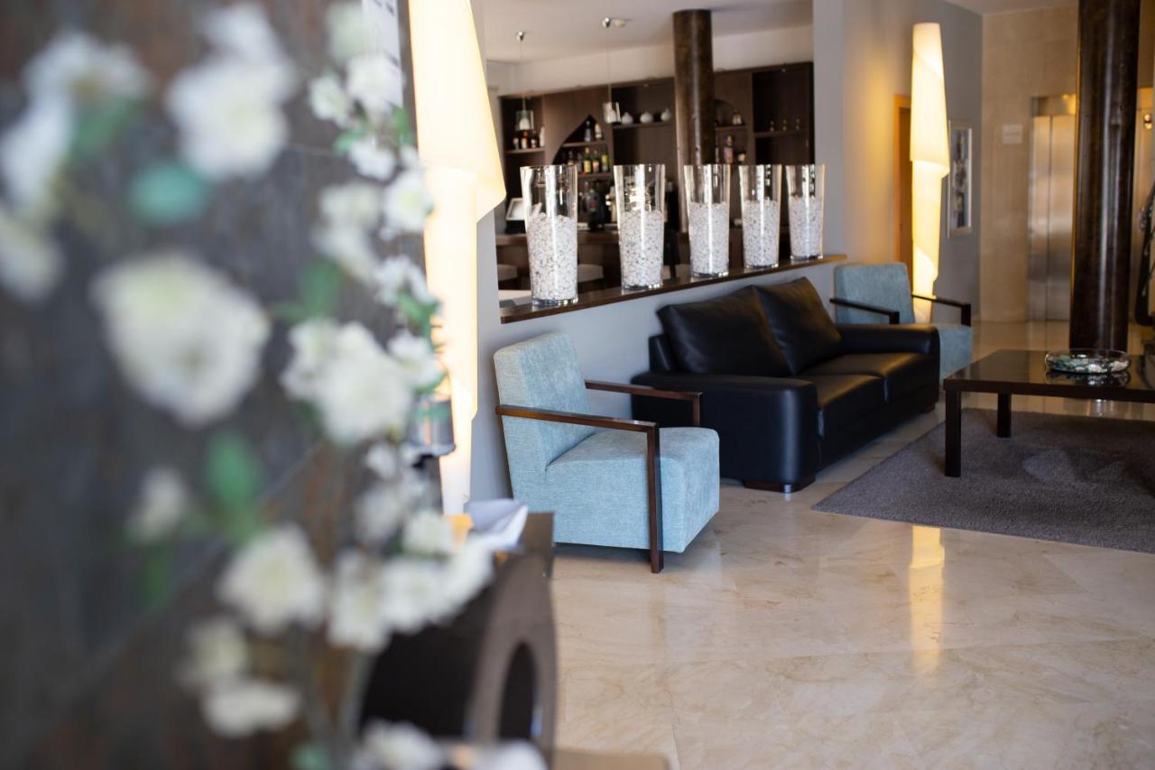 קרבונראס Hotel El Trebol מראה חיצוני תמונה